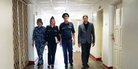 Краевого омбудсмена сопровождали помощник начальника УФСИН по соблюдению прав человека в УИС Елена Овсянникова, а также заместитель начальника краевой туберкулезной больницы Антон Орлов. - УФСИН по Алтайскому краю