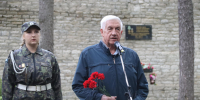 В Пскове почтили память жертв фашизма у мемориала в сквере Павших борцов - Pln-Pskov.Ru