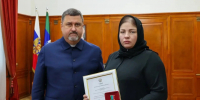 Фёдор Щукин вручил удостоверение к ордену Мужества вдове погибшего Героя России Муслима Муслимова — Асият Муслимовой - Дербентский район