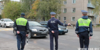 Три сотрудника ДПС с жезлами регулируют движение автомобилей на перекрёстке у жилого дома - 168.Ru