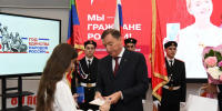 Заур Аскендеров вручил первые паспорта гражданина РФ 17 школьникам - РИА Дагестан