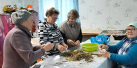 Ветераны Приволжского собрали и расфасовали чай для бойцов СВО - Газета Новая жизнь