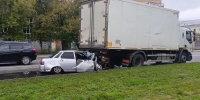 Водитель «десятки» влетел в припаркованный грузовик в Нижнем Новгороде - Нижегородская правда