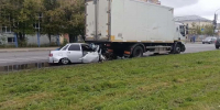«Десятка» влетела в припаркованный грузовик в Нижнем Новгороде - НИА Нижний Новгород