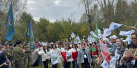 Участники Международного фестиваля молодежи присоединились к акции «Вода России» на берегу озера Шарташ - Информационный портал Свердловской области