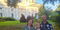 Семья Емельяновых: мама сажает, папа копает, Полина красит. И двор побеждает. - Калужский перекрёсток