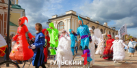 300 артистов прошли карнавальным шествием по центру Тулы в День города - ТК Первый Тульский