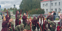 Уличный спектакль «Вижу. Слышу. Говорю» показали в Менделеевске - Менделеевские новости