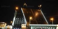 Дворцовый мост вновь развели под музыку в честь небесного покровителя Петербурга - Spbdnevnik.ru