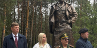Памятник, мемориальные доски и футбольный турнир: в День танкиста почтили память прославленного выпускника Благовещенского танкового училища. - Администрация г. Благовещенск