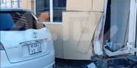 В Южно-Сахалинске автомобиль врезался в торговый павильон - News.Astv.Ru