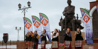 Якутску - 394 лет: празднование Дня города началось у памятника основателю Петру Бекетову - Администрация г. Якутск