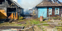 Крупный пожар уничтожил крышу жилого дома и надворные постройки в Колпашево - Комсомольская Правда