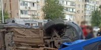 В Оренбурге столкнулись две иномарки, одна из машин перевернулась. Пострадали трое человек - ProOren.Ru
