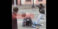 «Лежачего, еще и ногами!»: избиение парня в центре Казани сняли на видео - ИА Татар-информ