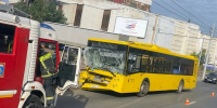 В Ярославле автобус с пассажирами врезался в стоящие фуры - YarNews.Ru