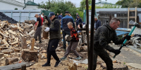 Мэр Владимира взял бензопилу и занялся заготовкой дров для женского монастыря - Zebra-TV.Ru