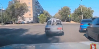 В Волгограде водителя ВАЗа наказали за перевозку пассажира на крыше машины - Газета Вечерний Волгоград