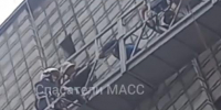В Новосибирске спасатели эвакуировали троих рабочих с девятого этажа из перекошенной люльки - Сиб.фм