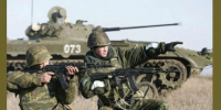 два российских пехотинца, на заднем фоне БМП - Научная библиотека
