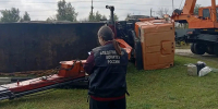 В Аткарске грузовик со столбами опрокинулся и придавил рабочего - Четвертая Власть