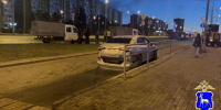 В Самаре водитель Toyota Camry наехал на разделительную полосу и знак - ProGorodSamara.Ru