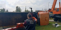 Во время погрузки железобетонный опоры опрокинулся грузовик: пострадал рабочий - ИА Версия-Саратов