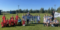 Три детские футбольные команды с тренерами, медалями, кубками и грамотами позируют на поле - 168.Ru