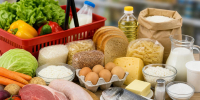 Корзина и продукты на столе: овощи, хлеб, яйца, молоко, масло и рыба - 168.Ru