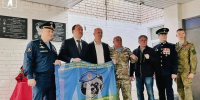 На стене ярославской гимназии увековечили память о ярославском бойце - Комсомольская Правда