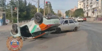 В центре города легковушка одним ударом завалила OMOD на крышу - КТВ-ЛУЧ