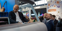 Артём Жога сел за руль «Буханки» на стенде ДНР на МФМ-2026 - Донецк Медиа