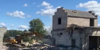 В Терпилицах снесли заброшенную постройку, где погибли две девочки - 47Channel.Ru