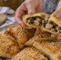 Слоёные пирожки с курицей и синенькими: сворачиваю тесто рулетом для тонких слоёв - Кубанские Новости