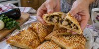 Слоёные пирожки с курицей и синенькими: сворачиваю тесто рулетом для тонких слоёв - Кубанские Новости