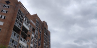 С крыши недостроя в Омске бросают стекла и кирпичи - власти назвали сроки устранения нарушений - ИА Новый Омск