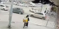 Видео: в Якутске на разрешающий сигнал светофора сбили пожилую женщину - Якутское-Cаха ИА