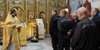 Священнослужитель совершил таинства для пожизненно осужденных в колонии Харпа - ГТРК Ямал