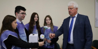 Сегодня Глава района, секретарь местного отделения партии «Единая Россия» Владимир  Просветов принял участие в  благотворительной акции «Белый цветок». - Нижнедевицкий район