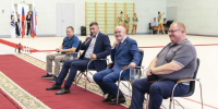 Среди спикеров дискуссии выступили депутаты Законодательного Собрания Евгений Подгорный (крайний слева) и Павел Кива (крайний справа). - Законодательное собрание