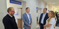 Представители ЛДПР посетили обновленную женскую консультацию Островской МБ - Pln-Pskov.Ru