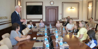 По инициативе Думы Владивостока, при поддержке администрации города, предприятий учащимся переданы сертификаты на приобретение школьных принадлежностей - Дума города Владивостока