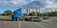 В Великом Новгороде водитель грузовика устроил ДТП, пытаясь «проскочить» перекрёсток на красный - Газета Новгород