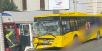 В Ярославле на проспекте Октября автобус №42 столкнулся с грузовиком - R76.Su