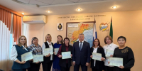 В министерстве социальной защиты края состоялось вручение удостоверений супервизорам, работающих с семьями, имеющими детей, на территории края - Министерство соцзащиты