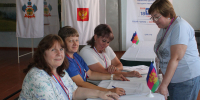 Члены УИК 25-06 вместе с председателем Валентиной Вербовой работают со списками / фото Марины Любченко. - Газета Авангард
