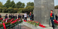 На Пискарёвском кладбище почтили память жертв блокады Ленинграда - Госжилнадзор