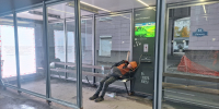 Мужчина на остановке - ИА Nord-News.Ru