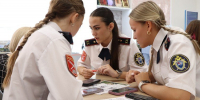 Ученицы казачьего класса за столом - UstLabInfo.Ru