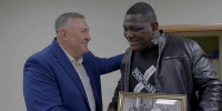 Архивный снимок Исса Плиева с Фиделем Кастро подарили пятикратному олимпийскому чемпиону Михаину Лопесу - Ossetia.News